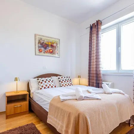 Lägenhet Dominik With Garage Parking Close To The Center