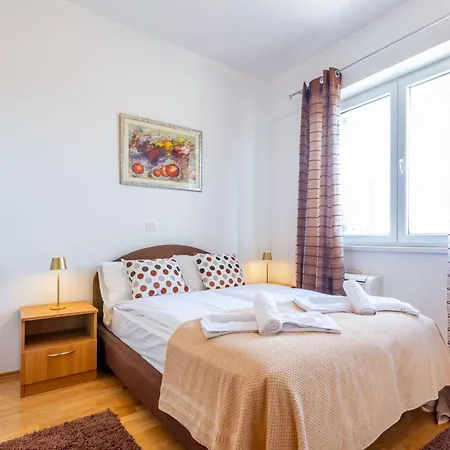 Dominik With Garage Parking Close To The Center Lägenhet *