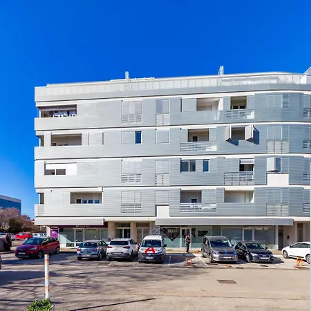 Dominik With Garage Parking Close To The Center *